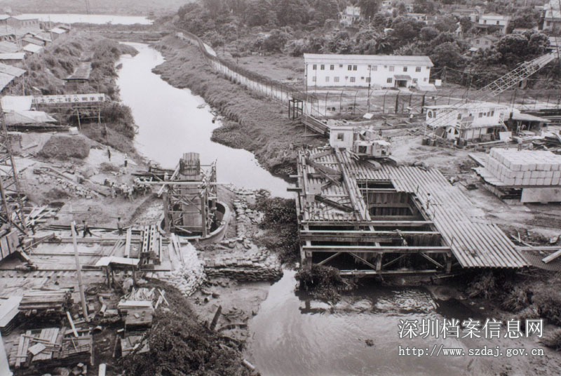 皇岗口岸公路桥工地（右侧为港方地界）