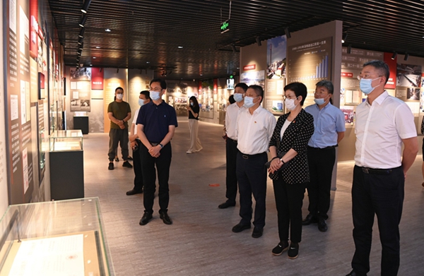 深圳市人大常委会副主任裴蕾带队参观展览.jpg