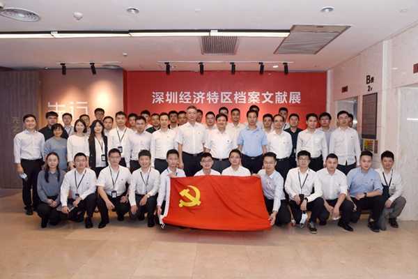 深圳市委办公厅副主任黄中带队参观展览并合影.jpg