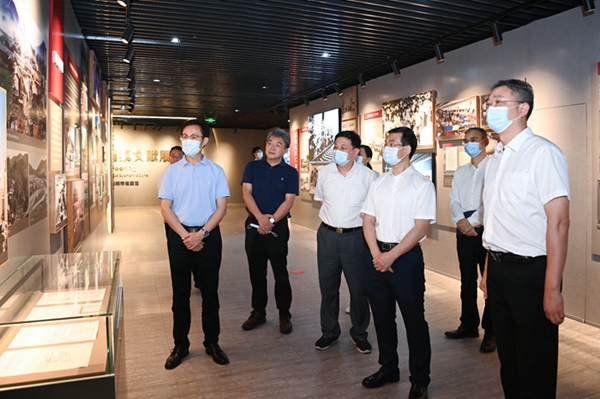深圳市委常委、秘书长聂新平参观展览.jpg