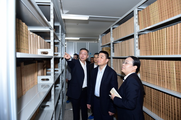 深圳市委常委市委秘书长高自民调研市档案馆