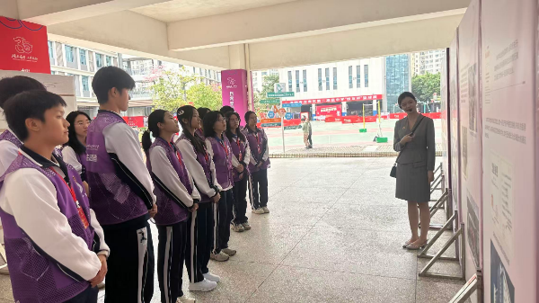 图2龙岗区第二高级中学学生参观“档案里的深圳故事校园展”照片.jpg
