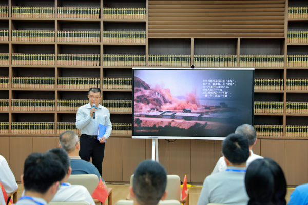 市档案馆联合市委党校开展“尺素千秋 鹏城万里——档案里的深圳”读档活动